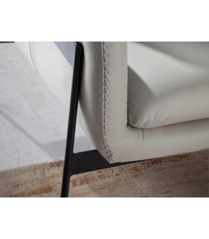 Sillón en piel de vacuno y acero modelo HOPLITA