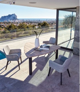 Mesa Triangular de terraza y jardín en madera y aluminio modelo DERBY