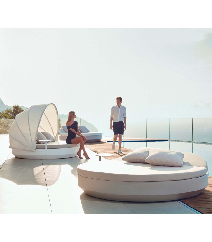 Cama Daybed redonda con cabezal reclinable VELA Vondom