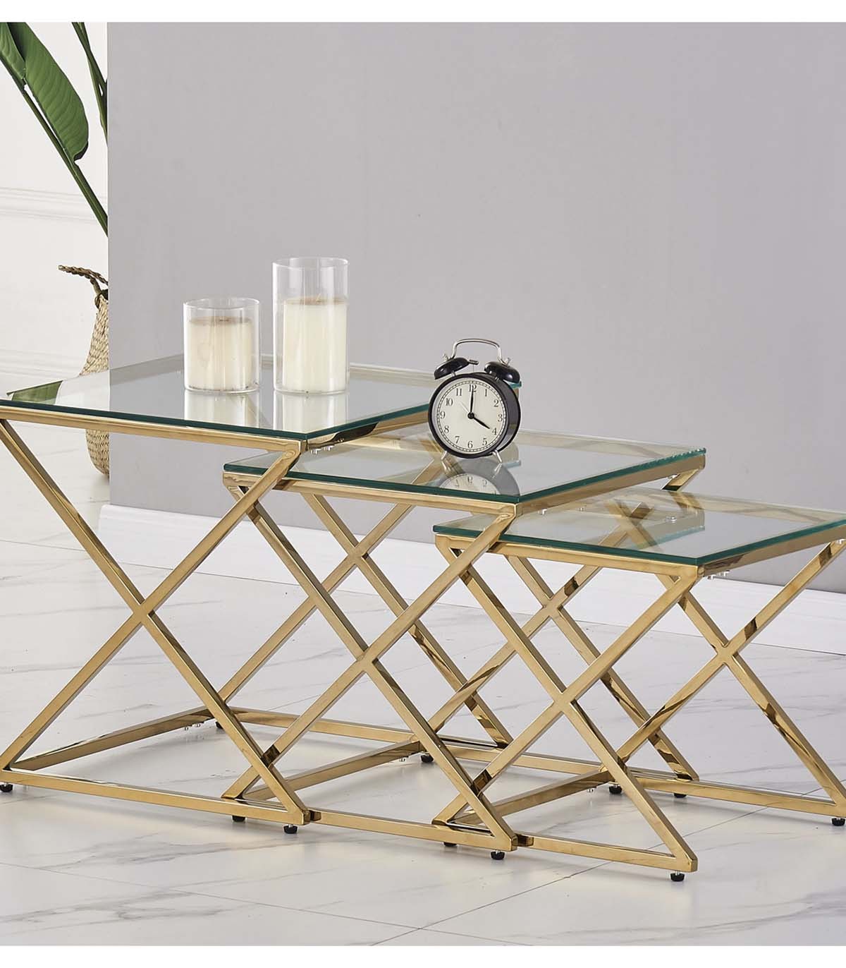 Set de 2 mesas nido cuadradas de aluminio dorado y patas de metal