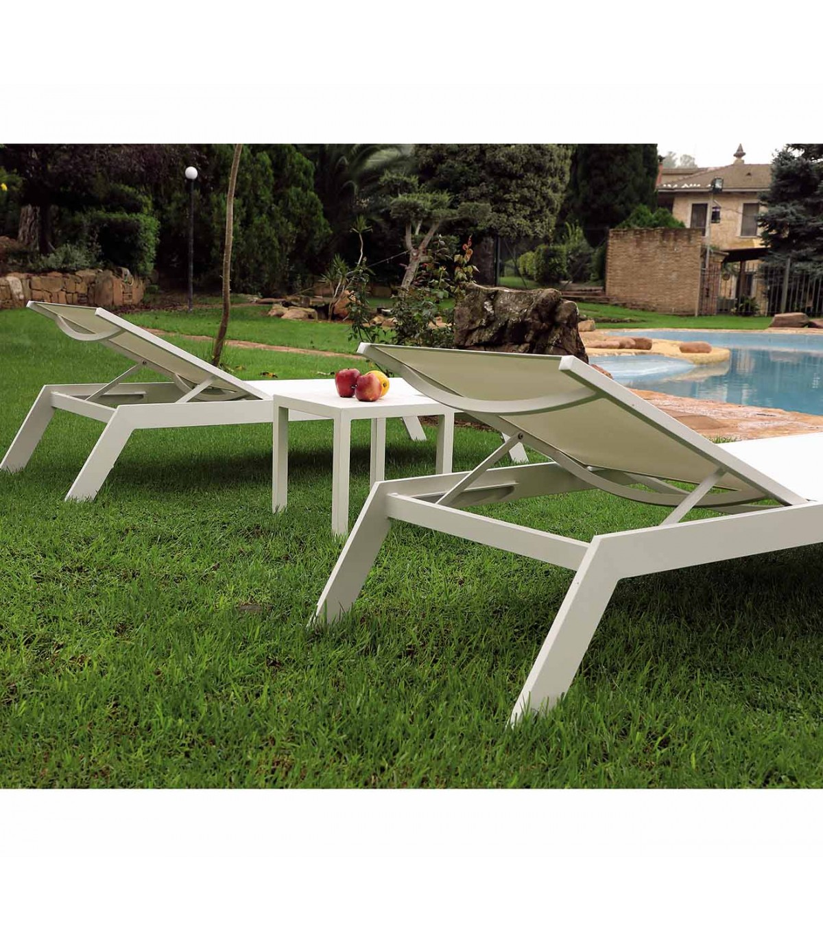 https://www.decoracionbeltran.com/58621-superlarge_default/tumbona-para-jardin-y-terraza-de-aluminio-benisa.jpg