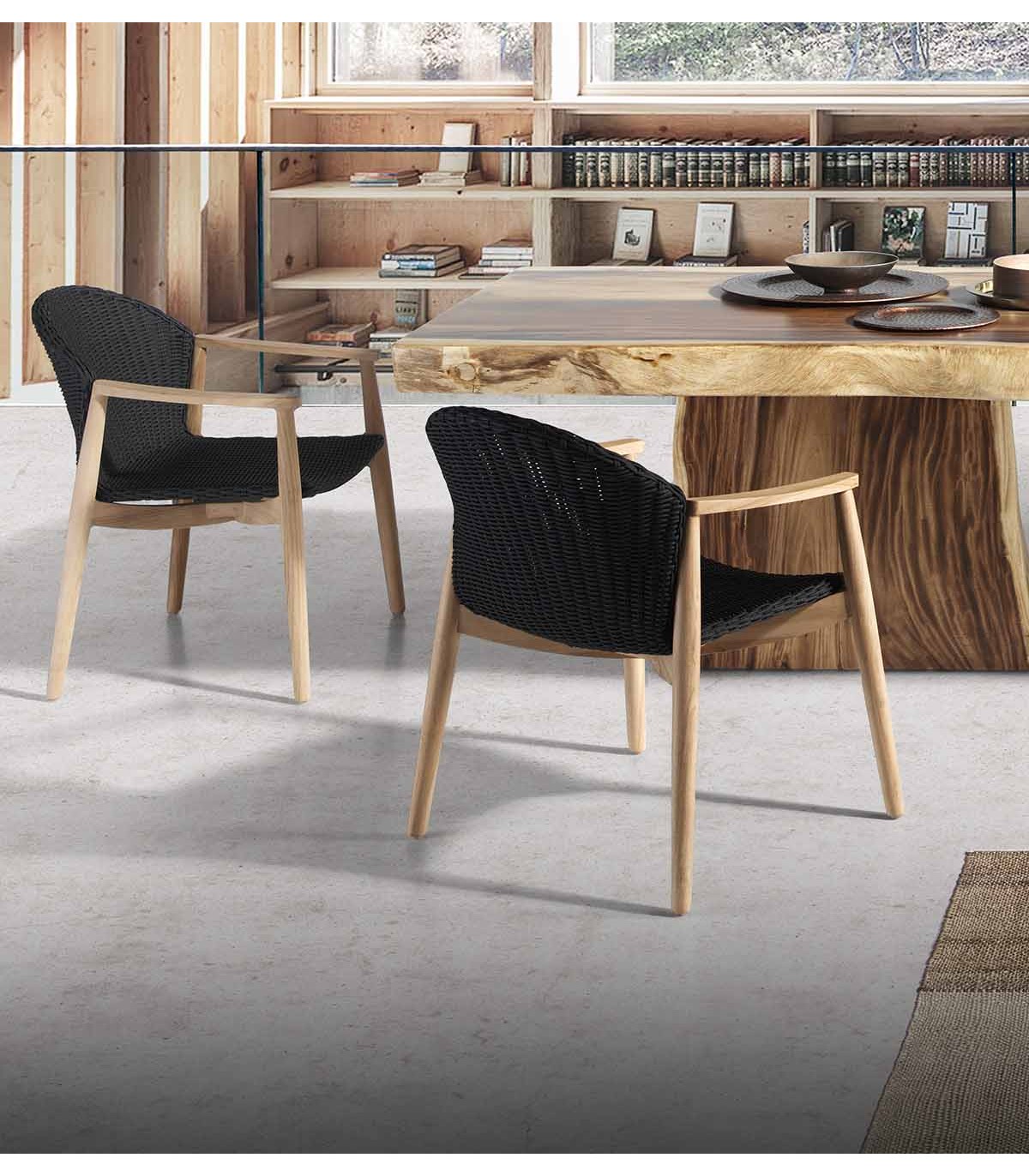 Elegante sillón único y de madera rústica.