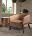 Sillón bajo en piel y madera de nogal LORCA